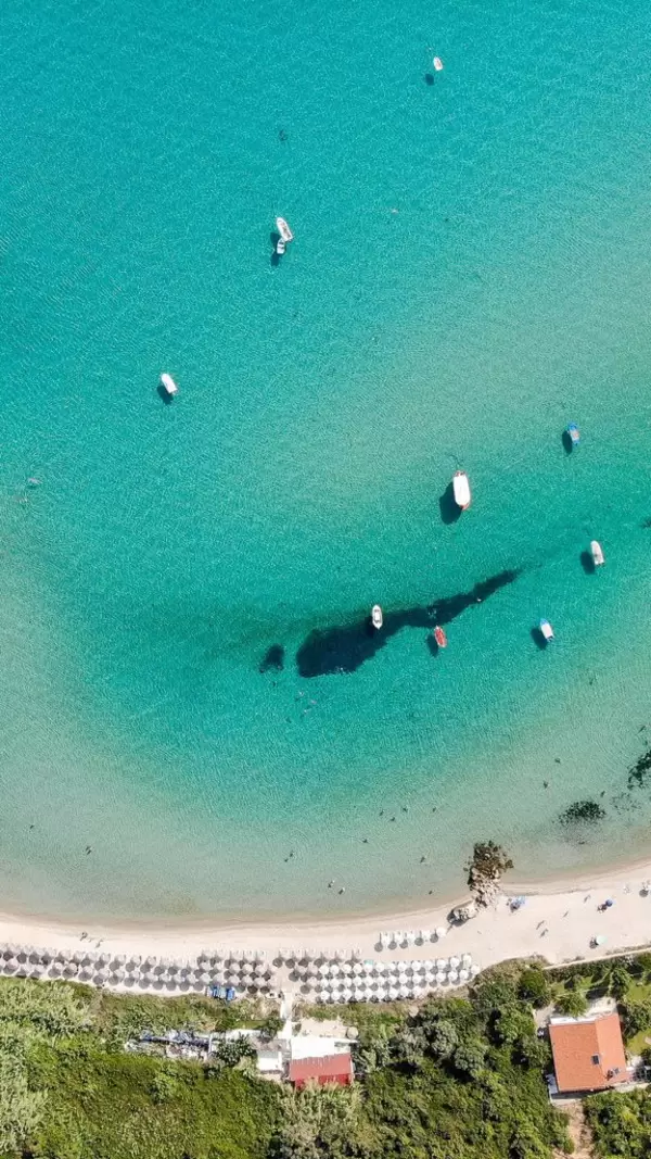Boote und der Strand von Afitos aus der Vogelperspektive