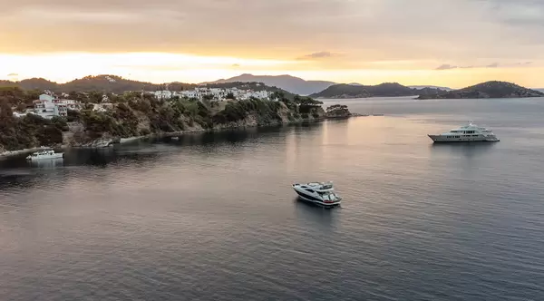 Boote und Sonnenuntergang auf der griechischen Insel Skiathos. Luftbild