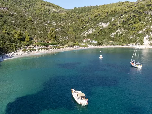 Boote vor dem Strand Limnonari auf Skopelos. Sommerurlaub 2021 in Griechenland