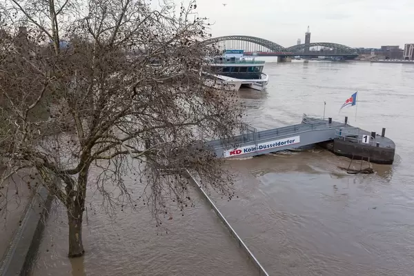 Bootssteg und überflutete Uferfläche - Hochwasser in Köln am 08.01.2018