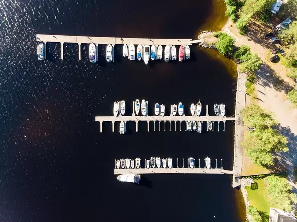 Bootsstege im kleinen Hafen für Motorboote am Ufer von Padasjoki im Norden Finnlands, nahe Lahti