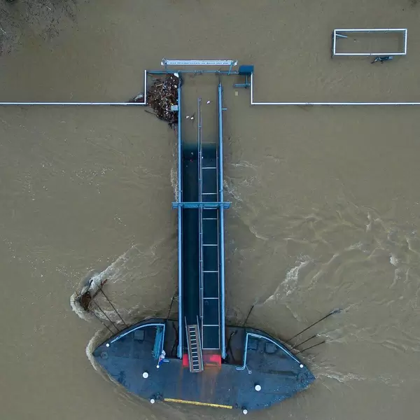 Bootsteg bei Hochwasser in Altstadt-Nord, Köln