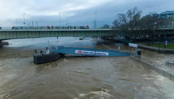Bootsteg der Köln-Düsseldorfer Deutsche Rheinschiffahrt AG bei hohem Wasserpegel