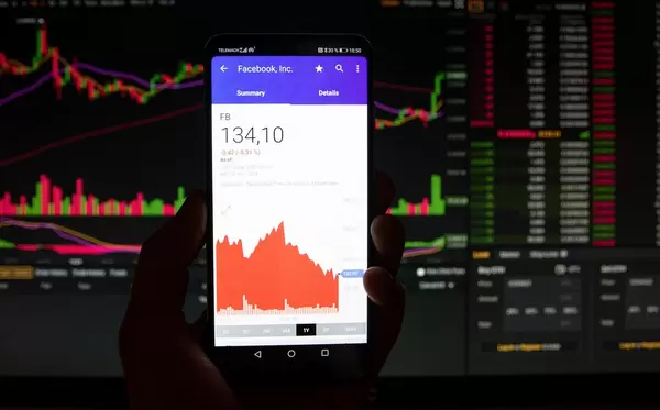 Börsenwert von Facebook wird auf dem Display eines Smartphones angezeigt