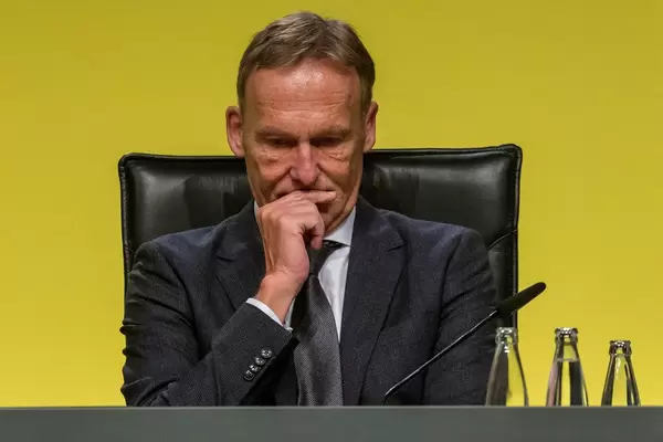 Borussia Dortmund Geschäftsführer Hans-Joachim Watzke vor gelben Hintergrund bei der BVB-Jahreshauptversammlung in Dortmund