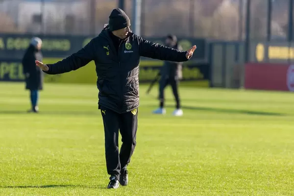 Borussia Dortmund manager Lucien Favre gives indications to his players with open arms during the training