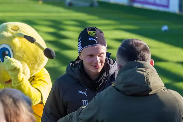 Borussia Dortmund Neuzugang Erling Haaland unterhaltet sich am Rande des Trainingsplatzes mit einem Fan