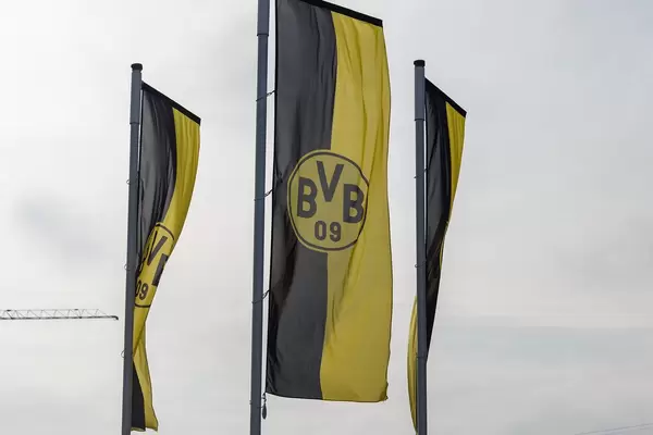 Borussia Dortmund Öffentliches Training Fahnen im Wind