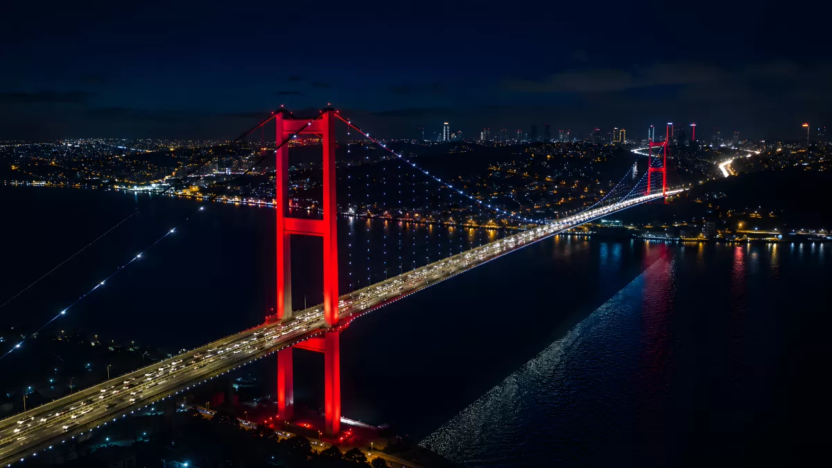 Bosporus-Brücke Istanbul bei Nacht in Rot beleuchtet