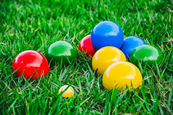 Boule-Variante mit bunten Kugeln als Gartenspiel