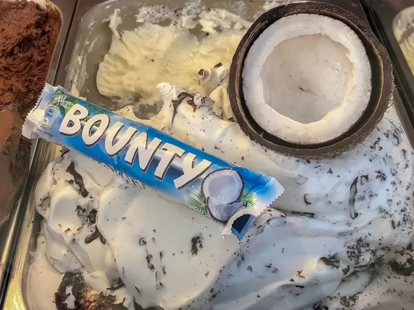 Bounty Kokosnuss Eis mit einer halben Kokosnuss und einem Bounty Schokoriegel