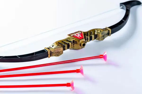 Bow and arrows with suction cups