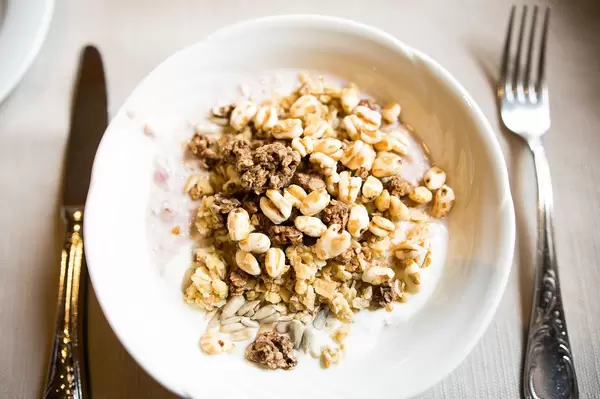 Bowl with yogurt and Swiss müsli (Flip 2019)