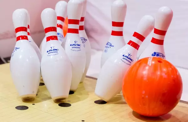 Bowlingkugel trifft Pins