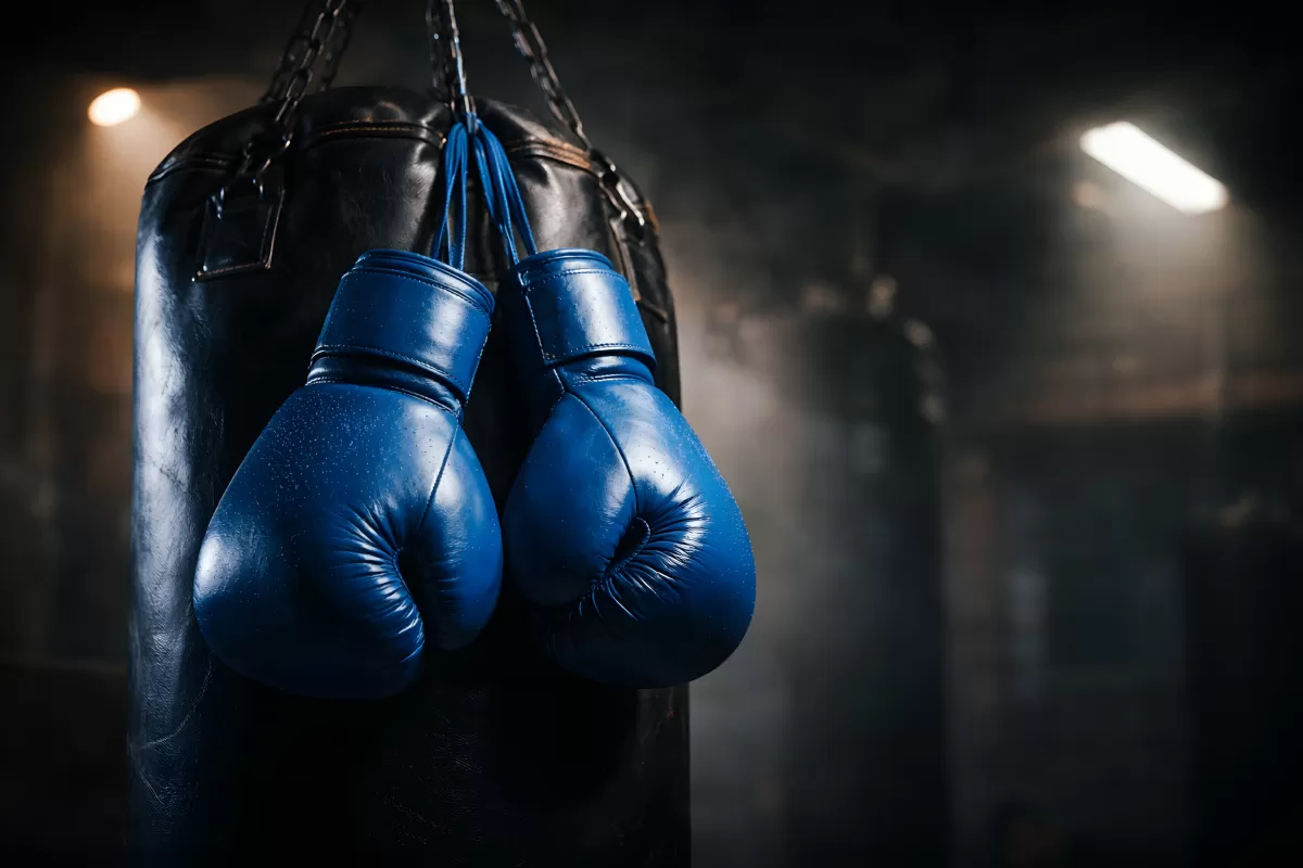 Boxhandschuhe in einem dunklen Boxstudio