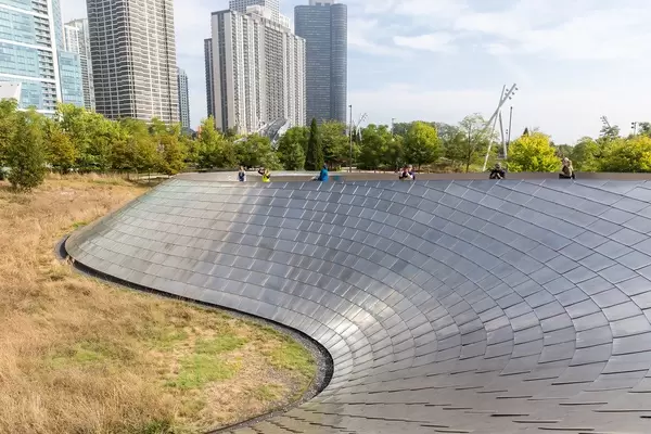 BP Pedestrian Bridge: Fußgängerbrücke beim Millennium Park in Chicago, vom Architekten Frank Gehry entworfen