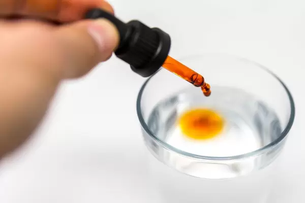 Braineffect Recover CBD Oil dissolves in glas and turns the water orange