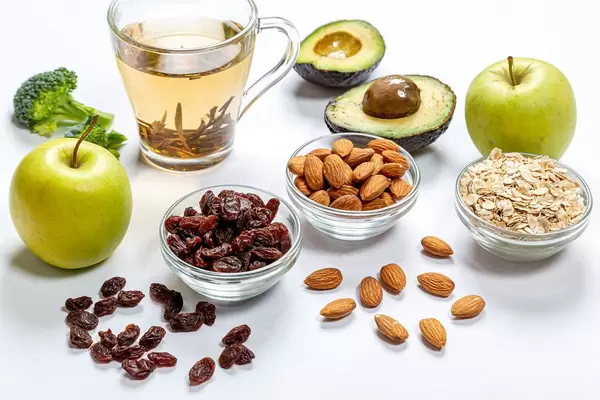 Brainfood - Lebensmittel die gut für das Gehirn sind auf weißem Hintergrund