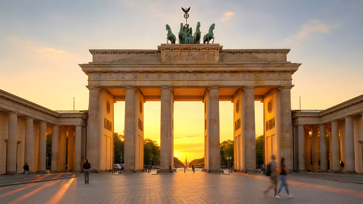 Brandenburger Tor Berlin bei goldenem Sonnenuntergang