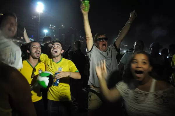 Brasilianische Fans feiern auf der Copacabana in Rio de Janeiro