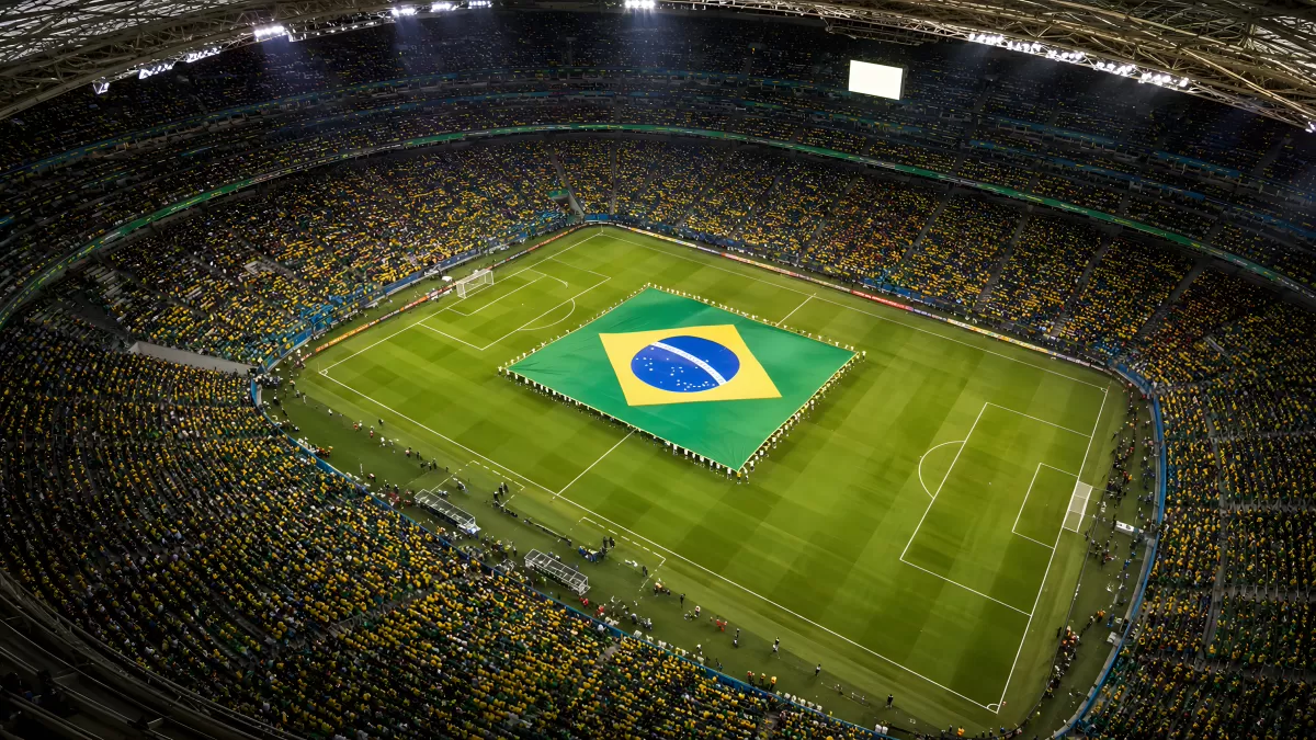 Brasilianische Flagge im vollbesetzten Fußballstadion