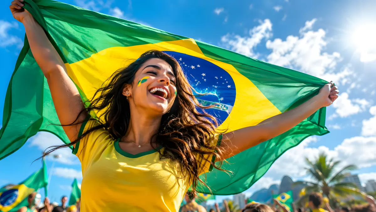 Brasilianische Frau feiert mit Nationalflagge im Freien