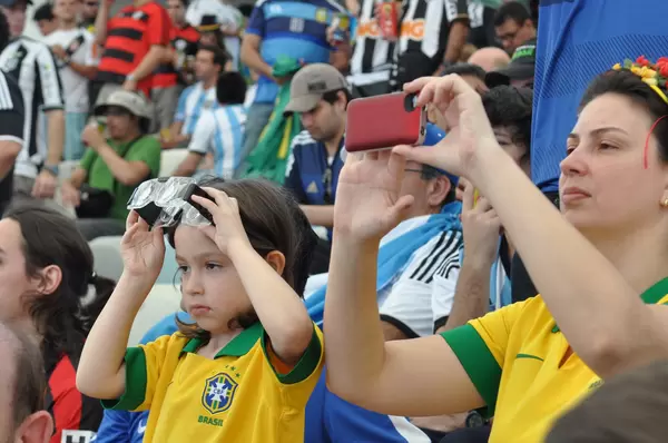 Brasilien-Fan mit Fernglasbrille