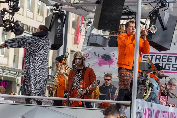 Brassband Quearbeat beim Rosenmontagszug - Kölner Karneval 2018