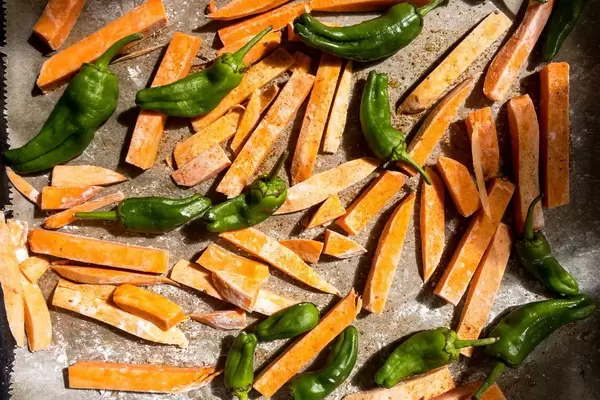 Bratpaprika Pimientos de Padron aus Spanien mit Süßkartoffel-Pommes