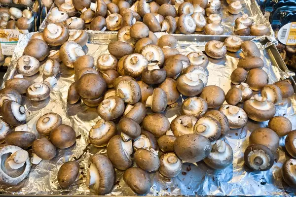 Braune Champignons im Supermarkt