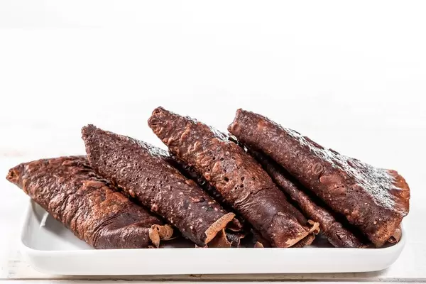 Braune Schokoladen-Pfannkuchen auf einem weißen Teller