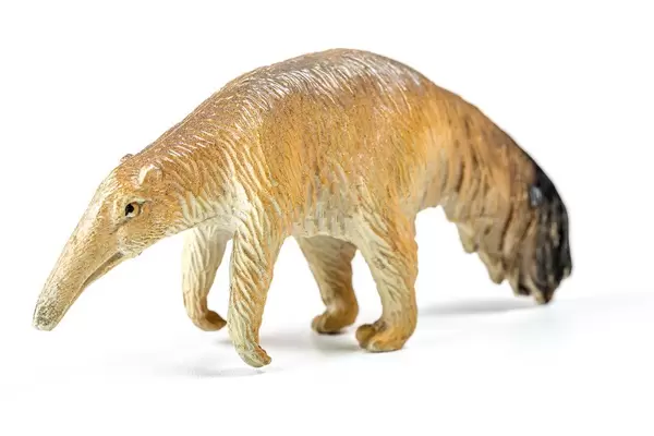 Brauner Ameisenbär: Spielzeugfigur vor weißem Hintergrund