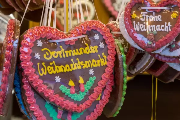 Braunes Lebkuchenherz mit roter Verzierung und Schriftzug "Dortmunder Weihnachtsmarkt", als Geschenk während der Adventszeit