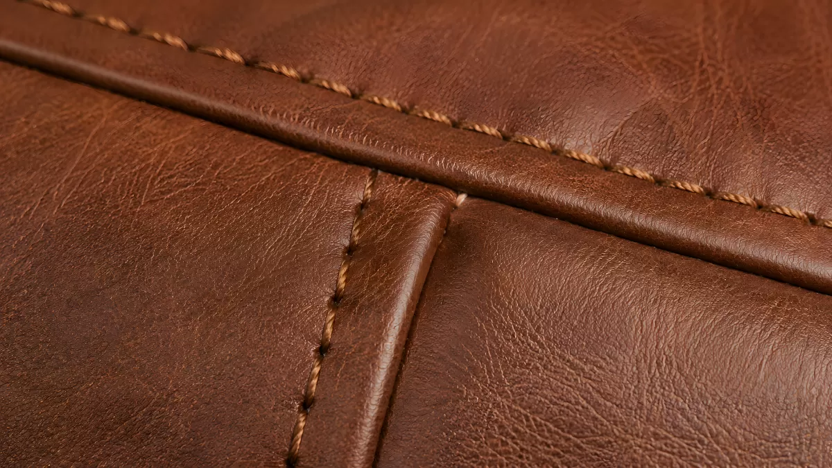 Braunes Leder mit sichtbaren Nähten in Nahaufnahme