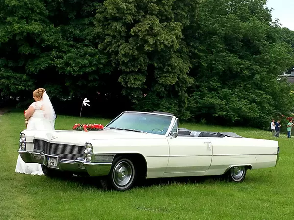 Braut vor Cadillac Oldtimer