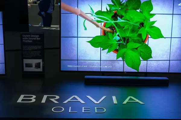 Bravia Oled 8K UHD Fernseher in stylischem Design, mit drehbaren Standfuß