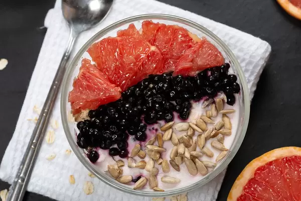 Breakfast oatmeal with yogurt, grapefruit, black elderberry and sunflower seeds (Flip 2019)