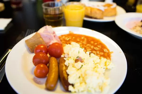 Breakfast plate with eggs, sausages, beans, and tomatoes (Flip 2019)