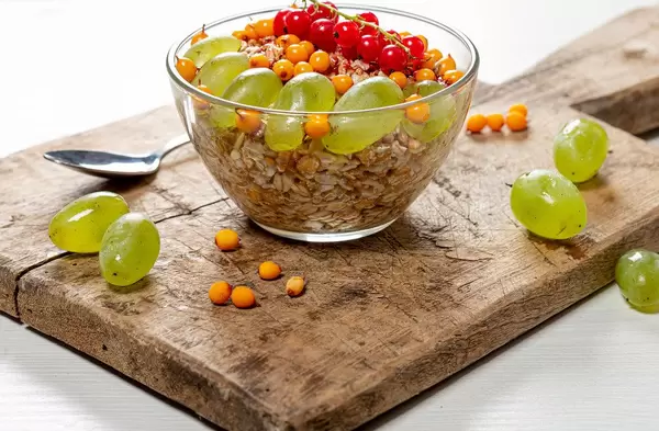 Breakfast with oatmeal and fresh fruit (Flip 2019)