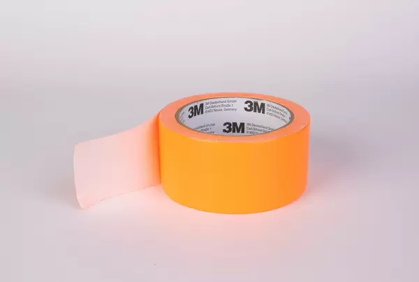 Breites oranges Klebeband von 3M isoliert vor weißem Hintergrund