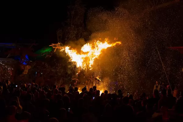 Brennende Figur aus Holz