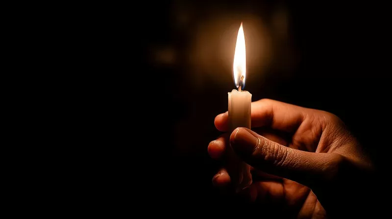 Brennende Kerze auf Hand als Symbol für Hoffnung und Leben