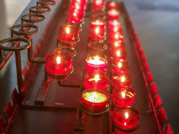 Brennende Kerzen in der Kirche