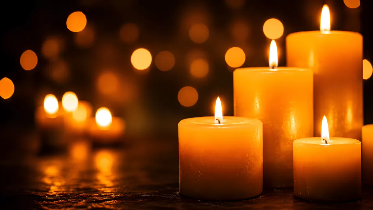Brennende Kerzen in warmem Kerzenlicht bei Nacht