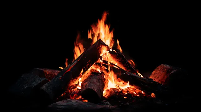 Brennendes Lagerfeuer in dunkler Nacht