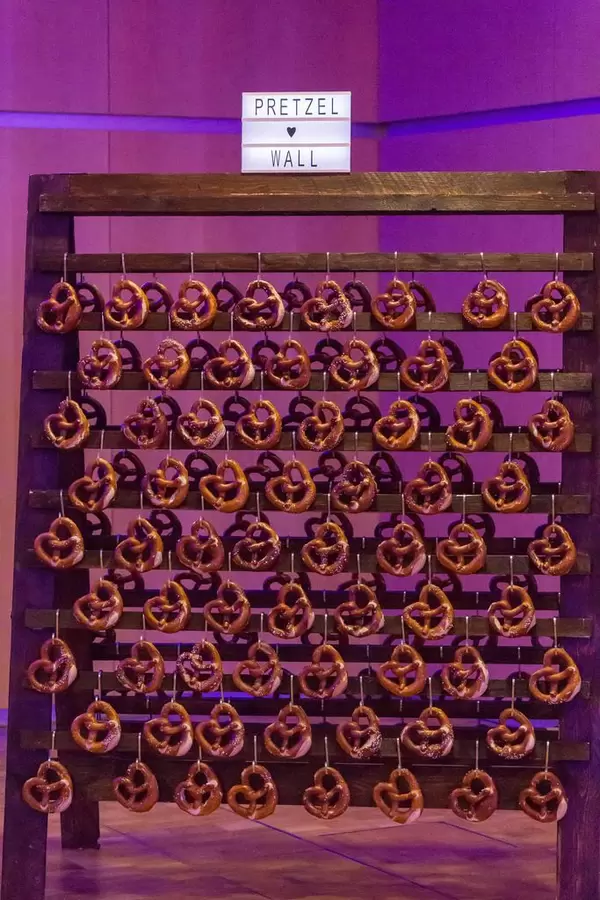 Bretzel Wand aus Holz auf dem Bits & Pretzels Festival in München