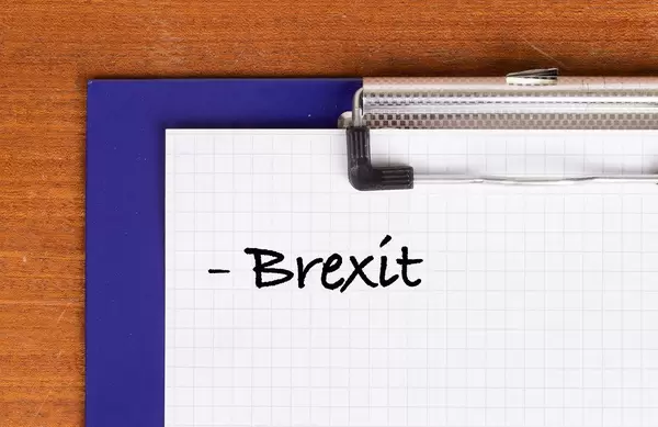 Brexit als Text auf einem Klemmbrett geschrieben