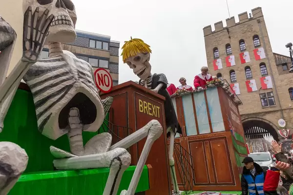 Brexit-Persiflage: Boris Johnson als Skelett am Rednerpult im Britischen Unterhaus auf Mottowagen beim Rosenmontagszug in Köln