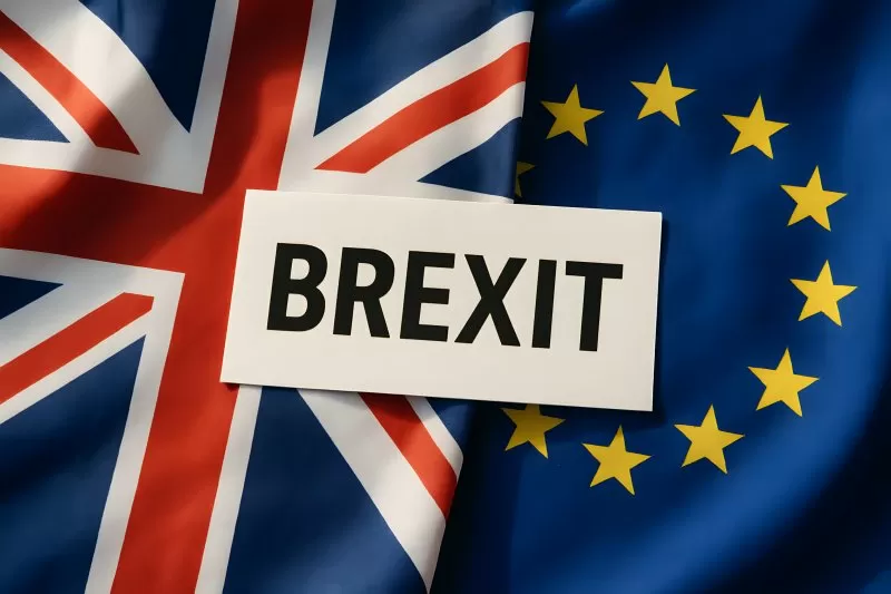 Brexit Schild auf Flaggen von Großbritannien und EU