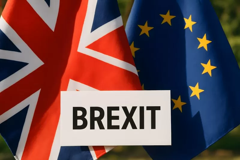 Brexit Schild vor wehender EU und UK Flagge im Freien